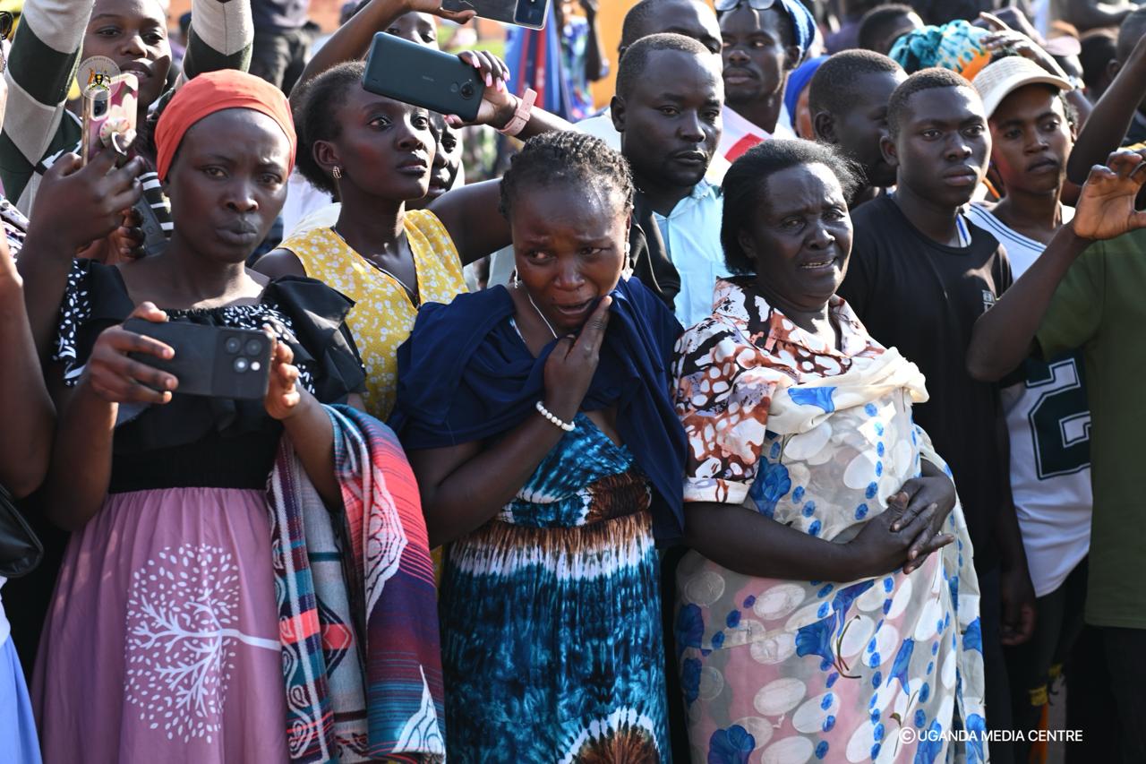 Thousands Line Highway to Pay Final Respects to King Oyo